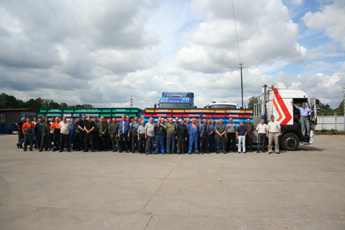Коллектив ЦЕХА №5 на фоне юбилейных автомобильных весов для крупнейшего производителя свинины в России 